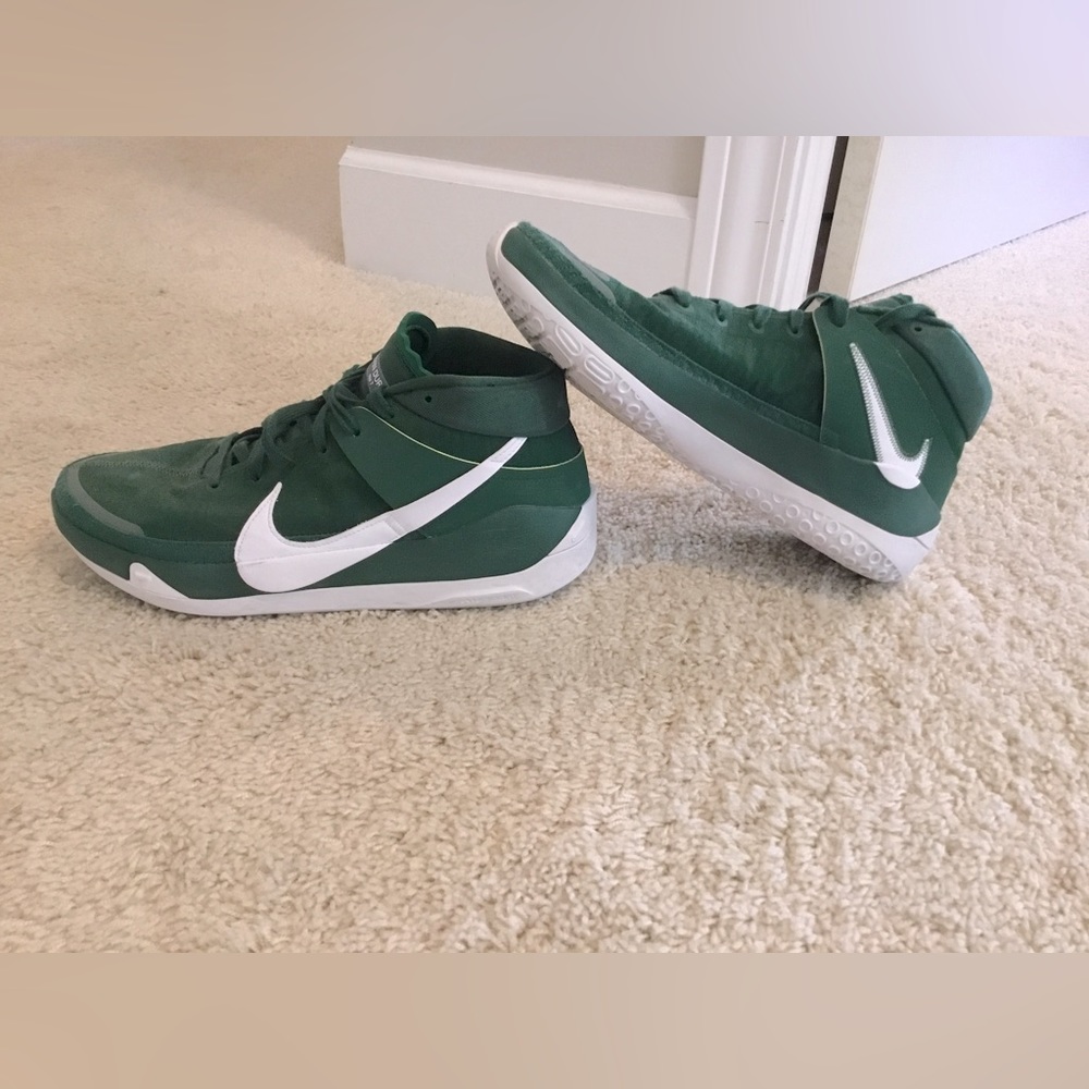 Perfect condition Kevin Durant basketball shoes still smell brand new NO BOX
